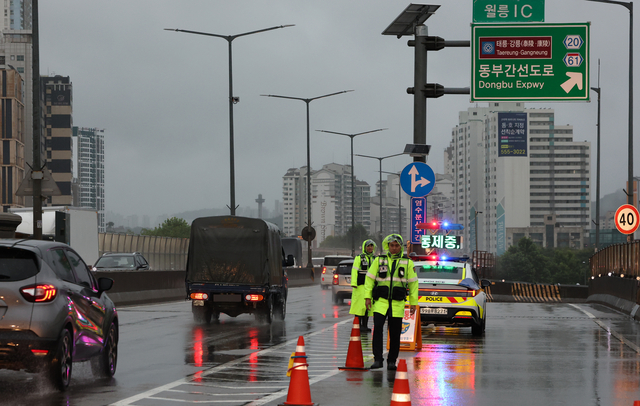 집중호우가 내린 18일 서울 동부간선도로 전구간이 전면 통제될 당시 모습. 현재 통제는 전면 해제된 상태다. 연합뉴스