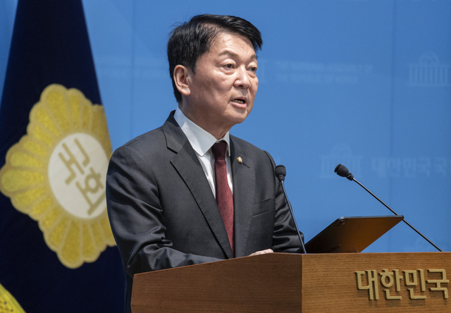 국민의힘 안철수 의원이 지난 12일 국회에서 무소속 한동훈 의원의 국민의힘 복당 반대 기자회견을 하고 있는 모습