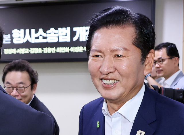 더불어민주당 당권 주자인 정청래 전 대표가 지난 16일 국회 의원회관에서 열린 ‘검사 권력 오남용 사례로 본 형사소송법 개정 토론회’에 참석하고 있는 모습