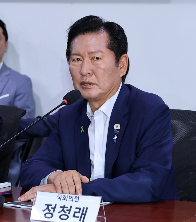 더불어민주당 당권 주자인 정청래 전 대표가 지난 16일 국회 의원회관에서 열린 ‘검사 권력 오남용 사례로 본 형사소송법 개정 토론회’에서 인사말을 하고 있다.  연합뉴스