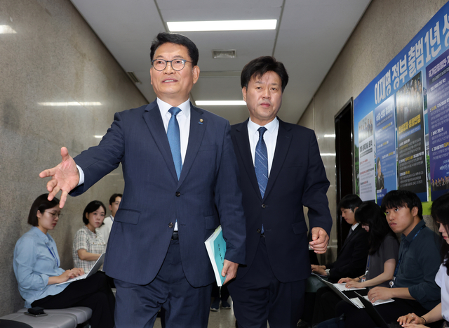 더불어민주당 8·17 전당대회에 당 대표 후보로 등록한 송영길 의원(왼쪽)과 최고위원 후보로 등록한 김용 전 민주연구원 부원장이 지난 17일 국회에서 자신들의 후보 자격 논란과 관련해 열린 비공개 최고위원회의에 입장하고 있다. 연합뉴스