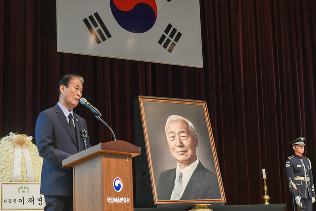 권오을 국가보훈부 장관이 19일 오전 서울시 동작구 국립서울현충원 현충관에서 열린 이승만 건국 대통령 서거 61주기 추모식에 참석하여 추모사를 하고 있다.국가보훈부 제공