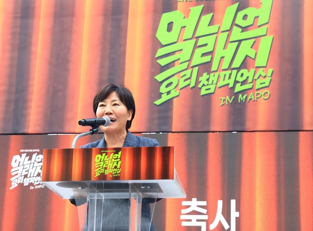 송미령 농림축산식품부 장관이 지난 18일 서울 마포구 마포구청 앞에서 열린 한국양파연합회 주최 양파 요리 경연 대회에서 축사를 하고 있다. 농림축산식품부 제공