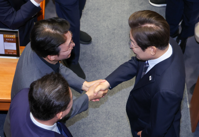 지난해 6월 이재명 대통령이 여의도 국회에서 2025년도 제2회 추가경정예산안에 대한 정부의 시정연설을 하기 위해 본회의장에 입장하며 당시 김민석 국무총리 후보자와 악수하고 있다. 곽성호 기자
