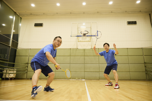 지난 8일 서울 중구 SKT타워 지하 1층 체육관에서 SK텔레콤 사내 배드민턴 동호회 ‘민턴세상’ 회원들이 퇴근 시간 이후 배드민턴을 즐기고 있다.  SK텔레콤 제공