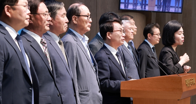 더불어민주당 박선원(왼쪽 다섯번째) 의원이 20일 오후 국회 소통관에서 예비역 장군단과 국군사관학교 창설 지지 선언을 발표하고 있다. 연합뉴스