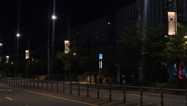 서초구가 청계산로에 설치한 태극기 배너형 조명이 국경일을 맞아 야간에도 태극기의 상징성을 밝히며 거리를 비추고 있다. 서초구청 제공