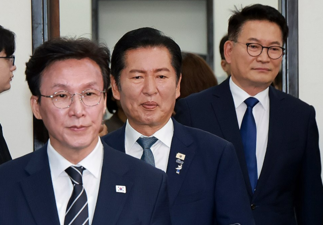 더불어민주당 김민석·정청래·송영길 당 대표 후보가 20일 국회에서 열린 민주당 공명선거 실천 서약식에 참석하고 있다. 연합뉴스