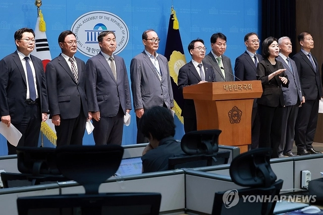 더불어민주당 박선원(왼쪽 5번째) 의원이 20일 국회 소통관에서 예비역 장군단과 국군사관학교 창설 지지 선언을 발표하고 있다. 연합뉴스