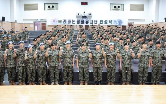 레바논 파병 동명부대 33진 장병들이 20일 인천 계양구 국제평화지원단에서 열린 편성식에서 성공적인 임무수행을 다짐하며 기념촬영을 하고 있다. 동명부대 제공/국방일보