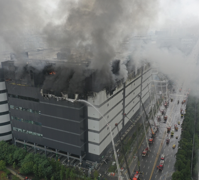 인천 서해구 쿠팡물류센터 화재가 사흘째 이어진 가운데 20일 오전까지도 불길이 잡히지 않은 모습이다. 백동현 기자