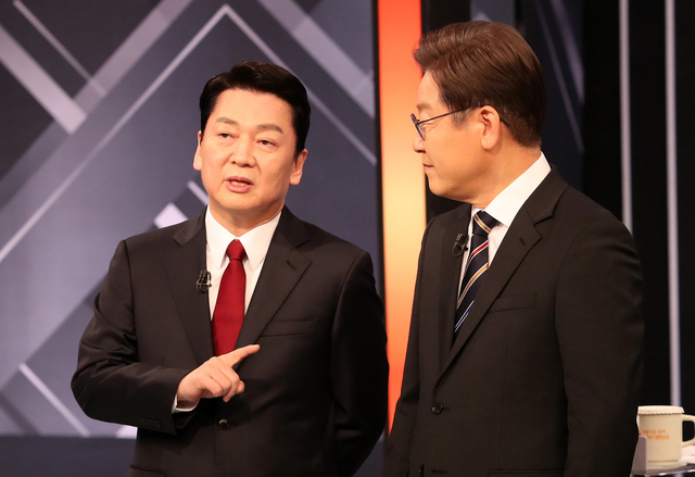 이재명 대통령과 안철수 국민의힘 의원. 뉴시스