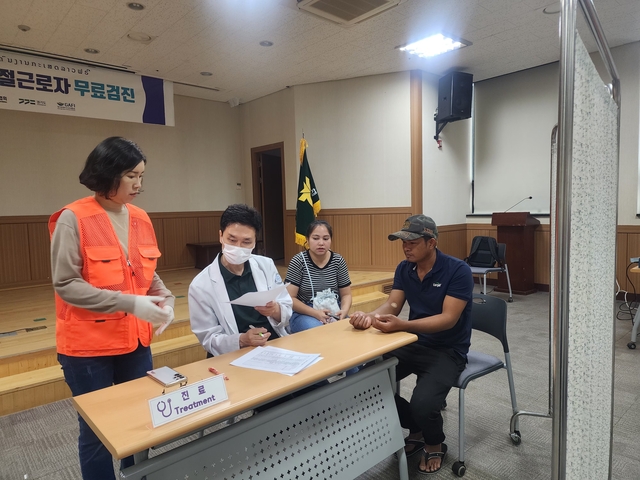 지난 19일 경기 여주시에서 농촌에서 일하는 외국인근로자를 대상으로 건강검진이 이뤄지고 있다. 경기도농수산진흥원 제공