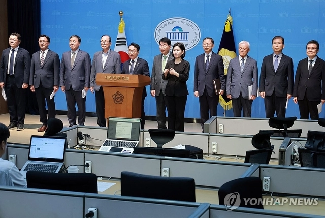 더불어민주당 박선원 의원이 20일 국회 소통관에서 예비역 장군단과 국군사관학교 창설 지지 선언을 발표하고 있다. 연합뉴스