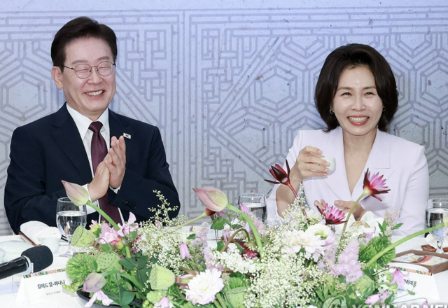 이재명 대통령과 김혜경 여사가 19일 부산에서 열린 제48차 유네스코 세계유산위원회 내빈 만찬에서 참석자 발언에 박수치고 있다. 연합뉴스