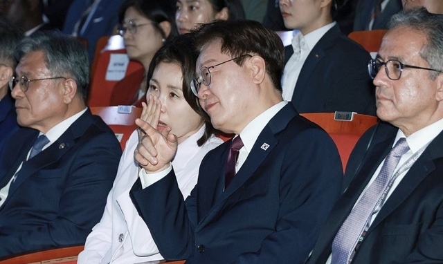 이재명 대통령과 김혜경 여사가 19일 부산에서 열린 제48차 유네스코 세계유산위원회 개회식에서 대화를 나누고 있다. 연합뉴스