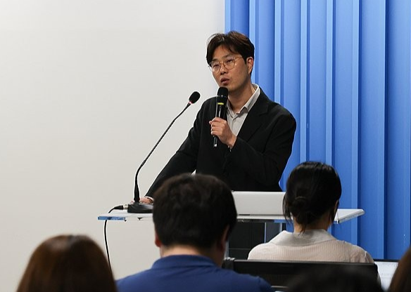 20일 김병연 NH투자증권 투자전략총괄 이사가 서울 여의도 한국거래소에서 열린 기자간담회에서 ‘하반기 증시 전망’을 주제로 발표하고 있다. 연합뉴스