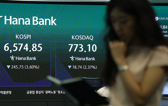 20일 오전 서울 중구 하나은행 딜링룸에서 직원들이 분주히 움직이고 있다. 김동훈기자