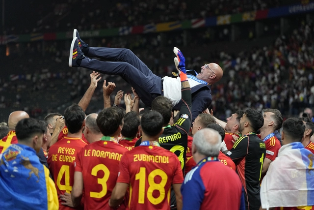 지난 2024년 독일 베를린의 올림피아 슈타디온에서 열렸던 유로 2024 결승전에서 잉글랜드를 2대 1로 물리치고 우승을 차지한 스페인 선수들이 데 라 푸엔테 감독을 헹가래하고 있다.  AP·뉴시스