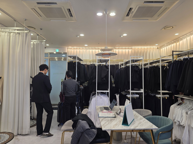 경기 성남시 판교 스완제이점에서 청년 구직자들이 면접장에 입고 갈 정장을 고르고 있다. 성남시청 제공