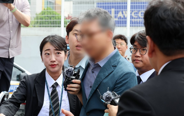 장윤기 사건에 대해 살인과 성범죄 사건을 분리 수사하도록 지시한 협의를 받는 전남광주통합특별시 광산경찰서 형사과장 A 경정이 21일 구속 전 피의자 심문(영장 실질 심사)을 받기 위해 동구 지산동 광주지방법원에 출석하고 있다. 연합뉴스