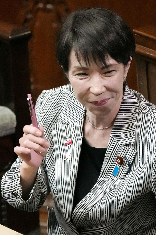 애용하는 펜을 들고 있는 다카이치 사나에 일본 총리. AP뉴시스