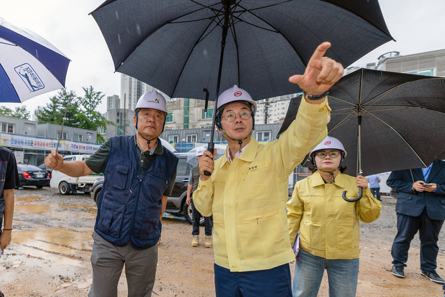 최동민(가운데) 동대문구청장이 지난 20일 답십리동 간데메공원 지하주차장 건설현장을 찾아 장마철 대비 안전관리 실태를 점검하고 있다. 동대문구청 제공