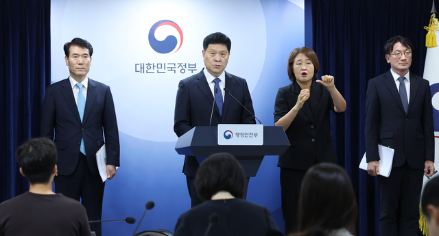 김영수(가운데) 행정안전부 의정관, 이인구(오른쪽) 국방부 인사기획관, 김병찬(왼쪽) 경찰청 경무인사기획관이 21일 오후 서울 종로구 정부서울청사에서 반헌법적 행위, 간첩조작사건 관련자 등 부적절한 정부포상 대대적 취소 관련 합동 브리핑을 하고 있다. 뉴시스