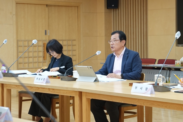 이현재(오른쪽) 경기 하남시장은 지난 16일 시청 상황실에서 개최된 ‘민선 9기 공약보고회’에서 발언하고 있다. 하남시청 제공