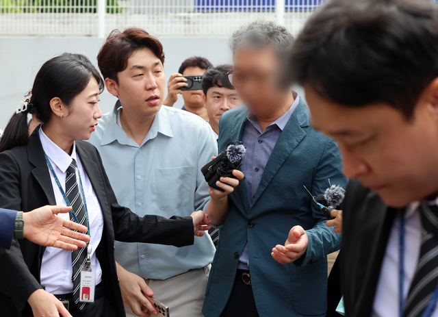 장윤기 사건 부실 수사 의혹 혐의를 받는 전남광주특별시 광산경찰서 전 형사과장이 21일 구속 전 피의자 심문(영장 실질 심사)을 받기 위해 광주지방법원에 출석하고 있다. 연합뉴스