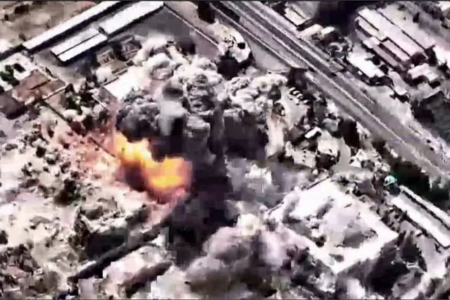 2026년 3월 1일 이스라엘군이 공개한 영상에서 캡처한 화면으로, 이스라엘군이 같은 날 테헤란에 있는 ‘이란 테러 정권의 본부’를 겨냥해 대규모 공습을 가하는 장면이라고 밝힌 모습. 연합뉴스