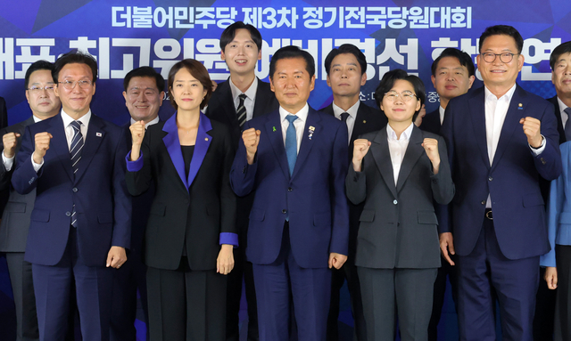더불어민주당 김민석(앞줄 왼쪽부터)·고민정·정청래·김보미·송영길 당 대표 후보와 최고위원 후보들이 20일 서울 여의도 민주당 중앙당사 당원존에서 열린 당 대표·최고위원 예비경선 합동연설회에 참석해 기념 촬영하고 있다. 국회사진기자단 연합뉴스