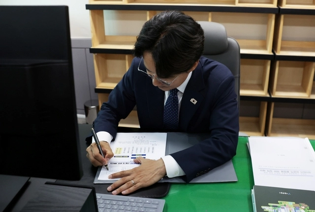 서준오 노원구청장이 취임 첫 결재인 “재건축 쾌속추진단(TF) 구성계획”에 서명하는 모습. 노원구청 제공