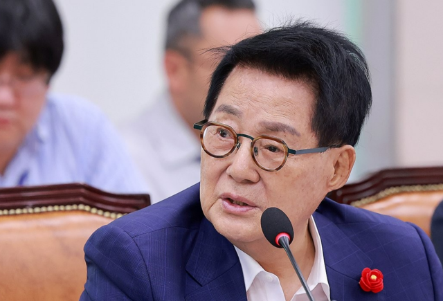 15일 국회에서 열린 법제사법위원회 전체회의에서 더불어민주당 박지원 의원이 질의하고 있다. 연합뉴스