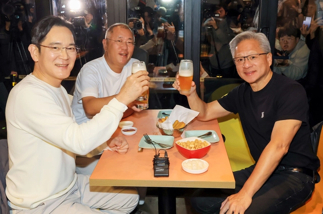 지난해 10월 30일 이재용(왼쪽부터) 삼성전자 회장, 정의선 현대차그룹 회장, 젠슨 황 엔비디아 CEO가 서울시내 한 치킨집에서 ‘치맥회동’을 하고 있다. 뉴시스