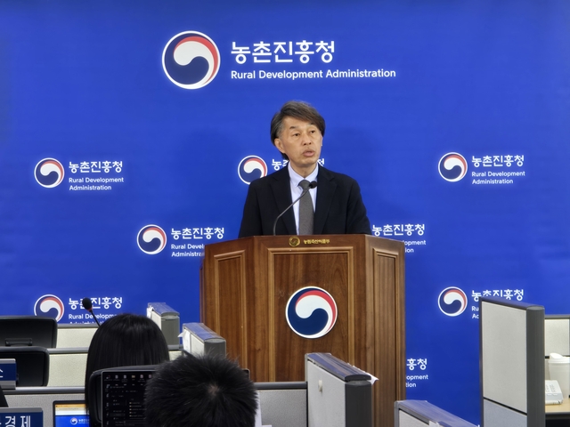 조용민 농촌진흥청 국립축산과학원 원장이 22일 농림축산식품부 기자실에서 만생종 풀사료 ‘만온’에 대해 설명하고 있다. 농촌진흥청 제공