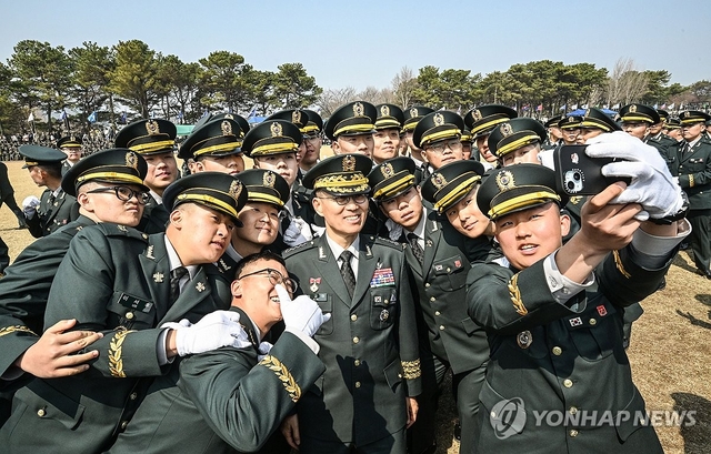 김규하 육군참모총장이 지난 3월 26일 전북 익산 육군부사관학교에서 열린 육군 26-1기 부사관 임관식에서 신임부사관들과 기념 촬영하고 있다. 육군 제공