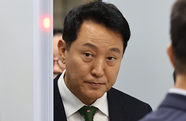 오세훈 서울시장이 22일 서울 서초구 서울중앙지방법원에서 열린 정치자금법위반 혐의 1심 선고를 마친 뒤 법원을 나서고 있다. 뉴시스