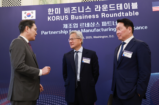 이재용(왼쪽부터) 삼성전자 회장, 젠슨 황 엔비디아 CEO, 최태원 SK그룹 회장. 연합뉴스