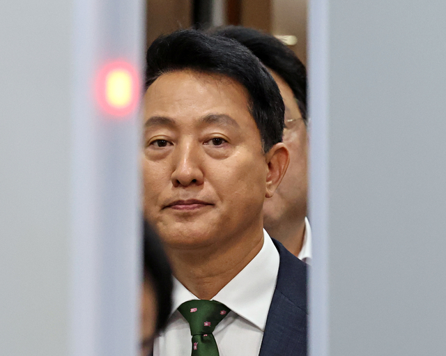 오세훈 서울시장이 22일 서울 서초구 서울중앙지방법원에서 열린 정치자금법위반 혐의 1심 선고를 마친 뒤 법원을 나서고 있다. 뉴시스