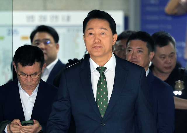 오세훈 서울시장이 22일 오후 서울 서초구 서울중앙지법에서 열린 선고 공판을 마친 뒤 법정을 나서고 있다. 연합뉴스