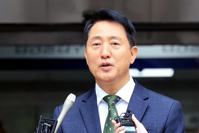 오세훈 서울시장이 22일 서울 서초구 서울중앙지방법원에서 열린 정치자금법위반 혐의 1심 선고를 마치고 취재진의 질문에 답하고 있다. 뉴시스