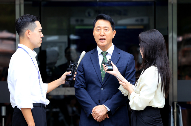 정치 브로커 명태균씨로부터 여론조사 결과를 받아보고 후원자에게 비용을 대납하게 한 혐의로 기소된 오세훈 서울시장이 22일 오후 서울 서초구 서울중앙지법에서 열린 선고 공판을 마친 뒤 법정을 나서며 취재진의 질문에 답하고 있다. 연합뉴스