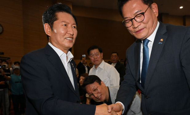 더불어민주당 당권 도전에 나선 정청래(왼쪽) 의원과 송영길 의원. 뉴시스