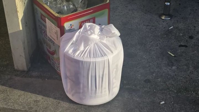 장례식장 흡연실 쓰레기통 옆에 놓여 있던 고인의 봉안함이 온라인에서 논란을 불러일으켰다. 뉴시스