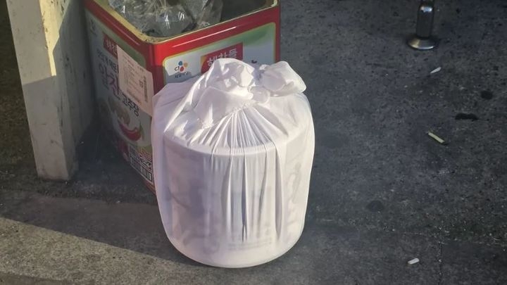 고인 얼굴 새겨진 유골함이 꽁초 더미 옆에, 무슨 일?