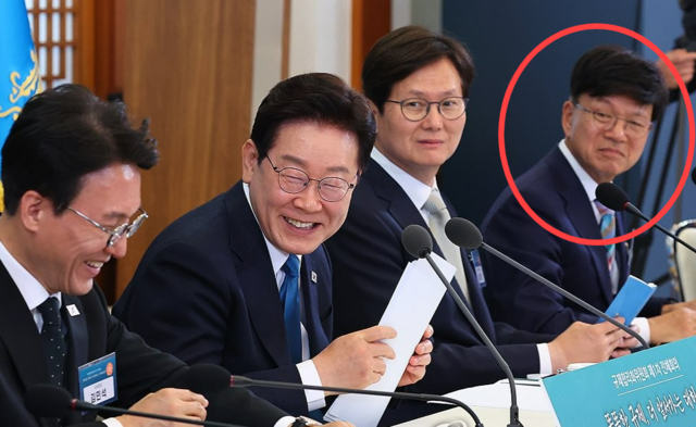 이재명 대통령이 지난 4월 청와대에서 열린 규제합리화위원회 제1차 전체회의에서 발언하고 있다. 왼쪽부터 김민석 전 국무총리, 이 대통령, 남궁범 부위원장, 이병태 전 부위원장. 연합뉴스