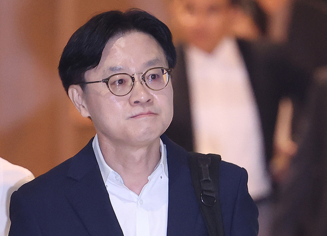 김정관 산업통상부 장관이 미국에서 열리는 한미 조선협력센터 개소식 참석차 22일 인천국제공항을 통해 출국하고 있다. 뉴시스