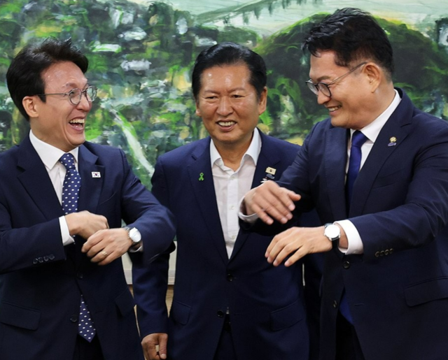 21일 서울 중구 서울시의회에서 열린 더불어민주당 당대표 후보자 초청 간담회에서 김민석(왼쪽부터)·정청래·송영길 당 대표 후보들이 기념촬영을 마친 뒤 대화하고 있다. 연합뉴스