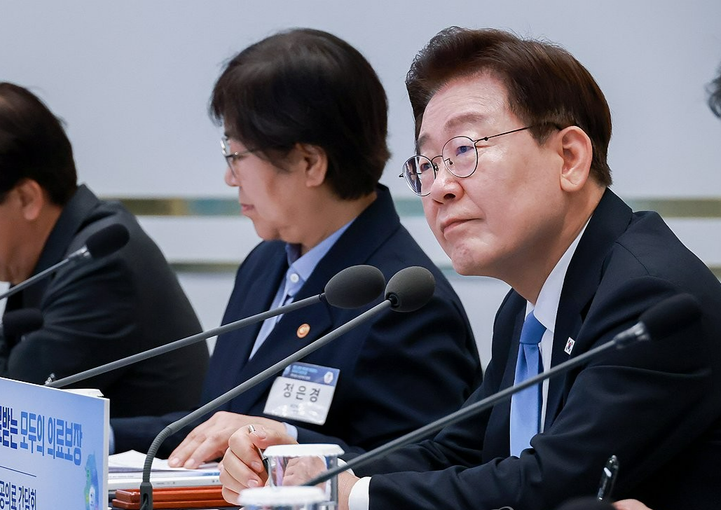 [속보]李 ‘긍정’ 7.8%p 내린 40.8%…‘부정’ 56.5%-코리아정보리서치
